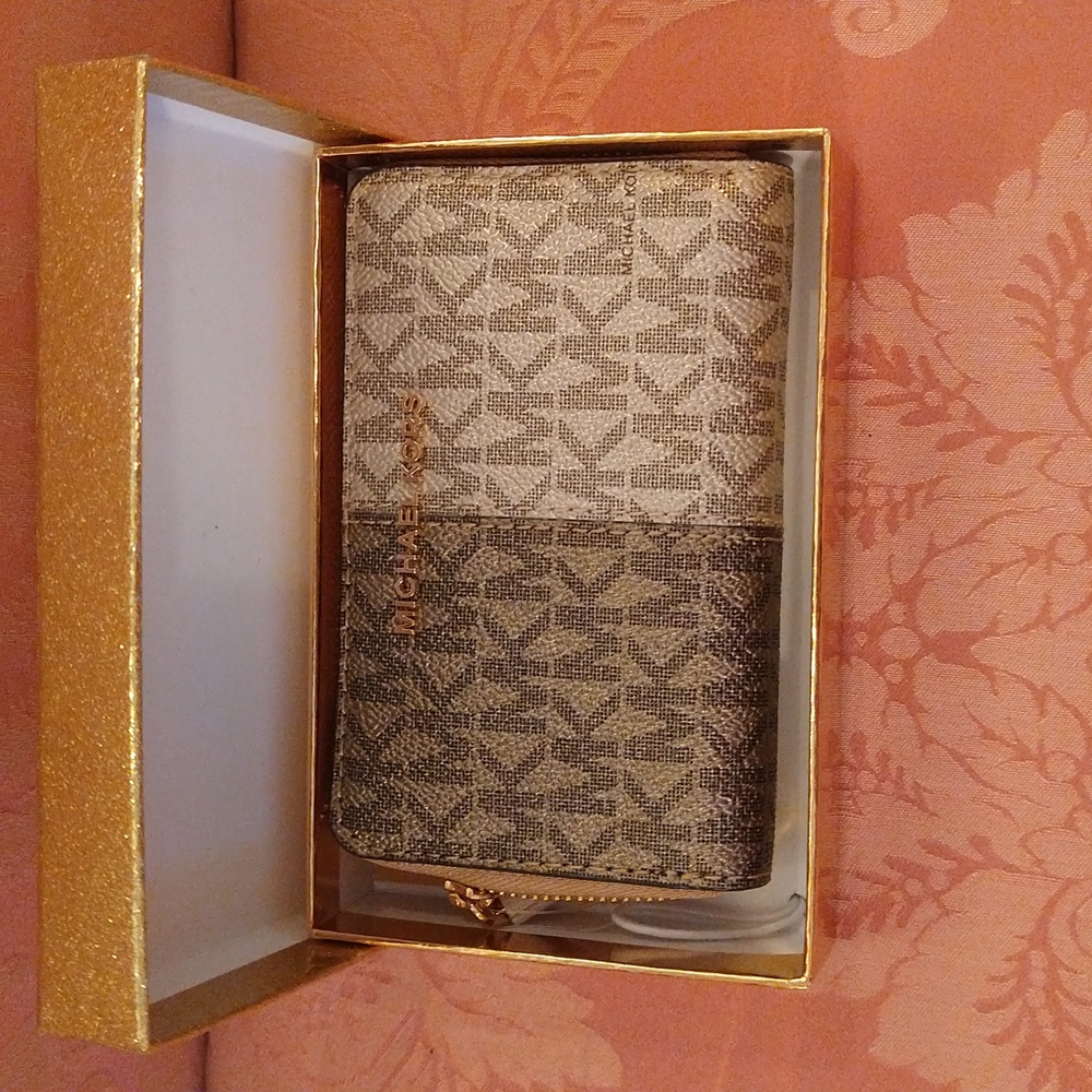 NWT. Michael kors jet set platinum gold multi small card case.